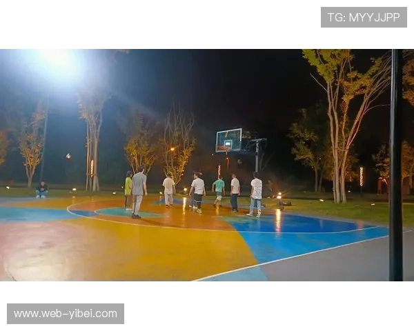 校园篮球赛宣传注重场地细节，灯光球场营造赛事氛围