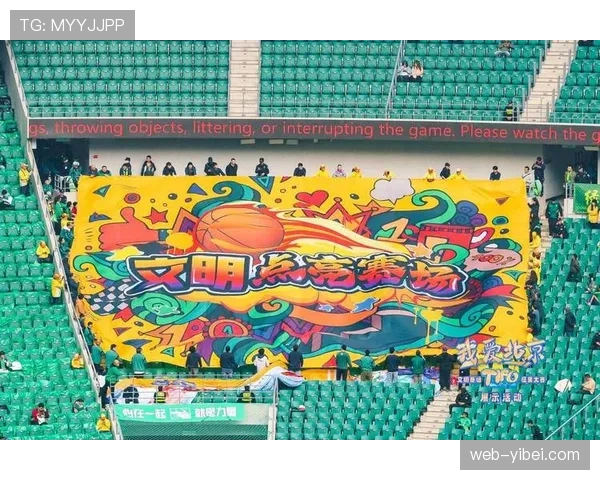 球迷看台：西汉姆联球迷在伦敦德比中展示巨幅TIFO致敬传奇。